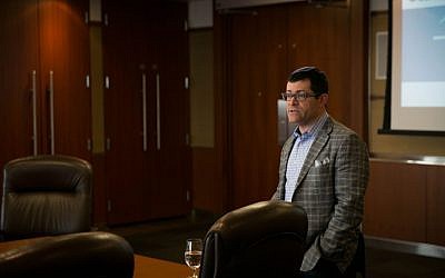 David Shore, director of investor relations in Canada for the Israeli OurCrowd investment company, speaks to a group of Israeli journalists in Toronto on May 2, 2016. (Nabil Shash/Government of Ontario)