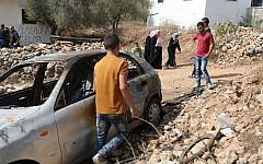 A car belonging to Palestinians that local residents said was burned by alleged Jewish settlers near the West Bank city of Ramallah, October 2, 2015. (Flash90)