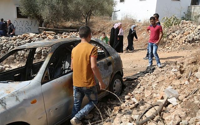 A car belonging to Palestinians that local residents said was burned by alleged Jewish settlers near the West Bank city of Ramallah, October 2, 2015. (Flash90) A car belonging to Palestinians that local residents said was burned by alleged Jewish settlers near the West Bank city of Ramallah, October 2, 2015. (Flash90)