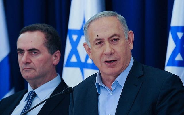 Transport Minister Yisrael Katz, left, with Prime Minister Benjamin Netanyahu at the weekly cabinet meeting, April 17, 2016. (Flash90/Effi Sharir)