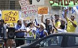 Right wing activist protest outside a court hearing of Elor Azaria in Jaffa, June 1, 2016. (Flash90)