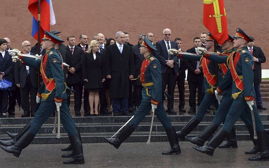 Prime Minister Benjamin Netanayhu visits the Tomb of the Unknown Soldier  in Moscow on Tuesday,  June 7, 2016. To his left, in sunglasses, is Minister Uri Ariel.
(Haim Zach / GPO)
