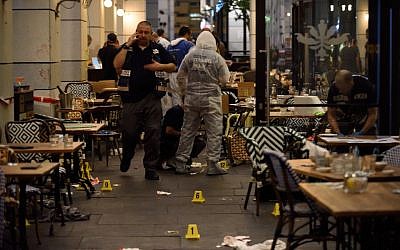Israeli security forces at the scene where a terrorist opened fire at the Sarona Market shopping center in Tel Aviv, on June 8, 2016. (Gili Yaari/Flash90) Israeli security forces at the scene where a terrorist opened fire at the Sarona Market shopping center in Tel Aviv, on June 8, 2016. (Gili Yaari/Flash90)