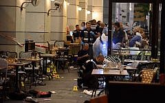 Israeli security forces at the scene of a deadly shooting attack at the Sarona Market shopping center in Tel Aviv, June 8, 2016. (Gili Yaari/Flash90)