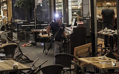 Israeli security forces at the scene where a terrorist opened fire at the Sarona Market shopping center in Tel Aviv, on June 8, 2016. (Miriam Alster/Flash90)