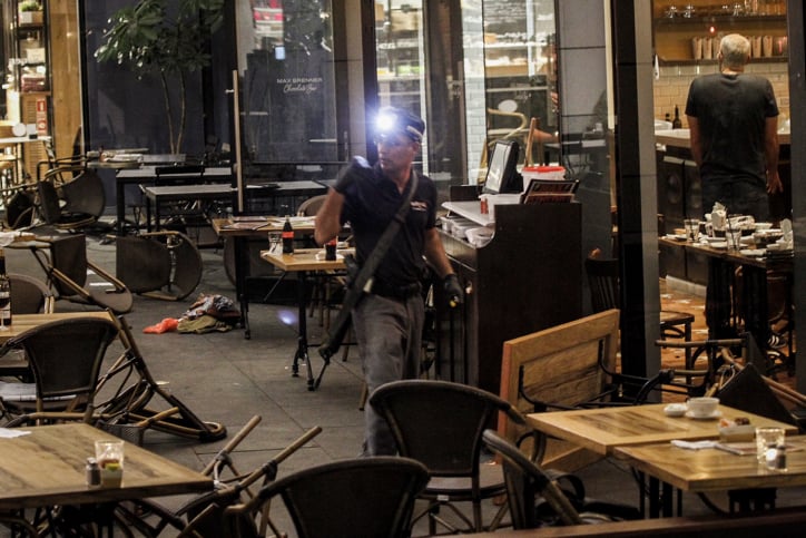 Israeli security forces at the scene where a terrorist opened fire at the Sarona Market shopping center in Tel Aviv, on June 8, 2016. (Miriam Alster/Flash90) Israeli security forces at the scene where a terrorist opened fire at the Sarona Market shopping center in Tel Aviv, on June 8, 2016. (Miriam Alster/Flash90)