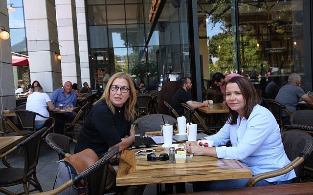 Zionist Union party members Tzipi Livni and Shelly Yechimovich visit Sarona Market shopping center in Tel Aviv, on June 9, 2016, the morning after a fatal terror attack there. (Miriam Alster/Flash90)