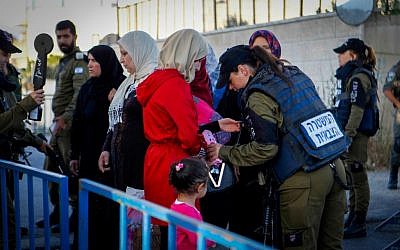 Palestinians pass through Israeli security at a checkpoint in the West Bank city of Bethlehem, as they head to the Al-Aqsa Mosque in Jerusalem for the first Friday prayers of Ramadan on June 10, 2016. (Photo by Wisam Hashlamoun/FLASH90) Palestinians pass through Israeli security at a checkpoint in the West Bank city of Bethlehem, as they head to the Al-Aqsa Mosque in Jerusalem for the first Friday prayers of Ramadan on June 10, 2016. (Photo by Wisam Hashlamoun/FLASH90)