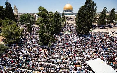 Thousands of Muslims pray in front of the Dome of the Rock on the compound known to Muslims as al-Haram al-Sharif and to Jews as Temple Mount during the second Friday of the holy month of Ramadan in Jerusalem's Old City, June 17, 2016. (Suliman Khader/Flash90)