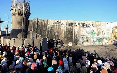 Palestinians cross the Qalandiya checkpoint, outside of the West bank city of Ramallah, as they head to the Al-Aqsa mosque compound in Jerusalem's Old City to attend the second Friday prayers of Ramadan, June 17, 2016. (Flash90) Palestinians cross the Qalandiya checkpoint, outside of the West bank city of Ramallah, as they head to the Al-Aqsa mosque compound in Jerusalem's Old City to attend the second Friday prayers of Ramadan, June 17, 2016. (Flash90)