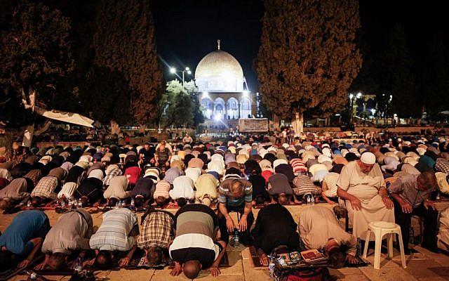 Thousands of Muslims pray in front of the Dome of the Rock on the Temple Mount during the holy month of Ramadan in Jerusalem's Old City, June 26, 2016. (Suliman Khader/Flash90) Thousands of Muslims pray in front of the Dome of the Rock on the Temple Mount during the holy month of Ramadan in Jerusalem's Old City, June 26, 2016. (Suliman Khader/Flash90)