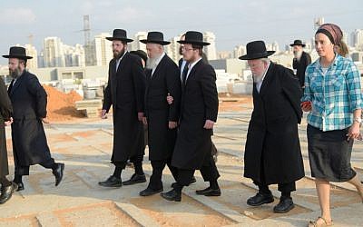 Members of the Orthodox community attend the funeral of former Hasidic Jew Esti Weinstein at the Yarkon cemetery in Petah Tikva on June 28, 2016. (Photo by Avi Dishi/FLASH90)