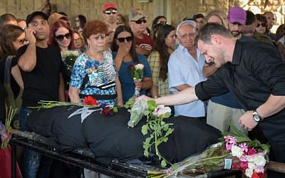 Family and friends attend the funeral of Esti Weinstein at the Yarkon cemetery in Petah Tikva on June 28, 2016. (Photo by Avi Dishi/FLASH90)