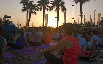 Hundreds of people join in the master class for the Second Annual International Day of Yoga on June 21, 2016 in Tel Aviv. (Melanie Lidman)