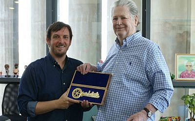 Beach Boys Brian Wilson (right) with Tel Aviv deputy mayor Asaf Zamir prior to Wilson's  June 8, 2016 concert. (Courtesy Tel Aviv Municipality)