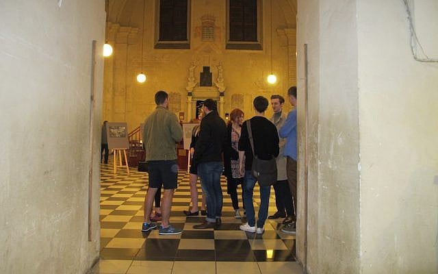Young visitors entering the Isaak Jakubowicz Synagogue in Krakow during the Night of the Synagogues, June 5, 2016. (Ruth Ellen Gruber) Young visitors entering the Isaak Jakubowicz Synagogue in Krakow during the Night of the Synagogues, June 5, 2016. (Ruth Ellen Gruber)