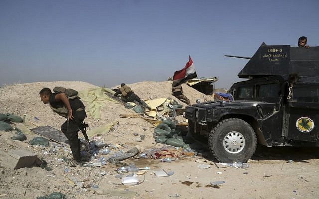 Iraqi counterterror forces face off with Islamic State militants in the Nuaimiya neighborhood of Fallujah, Iraq, Wednesday, June 1, 2016. (AP/Khalid Mohammed)
