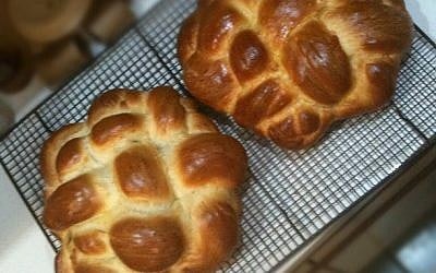 Pull-apart challah (Wikimedia commons)