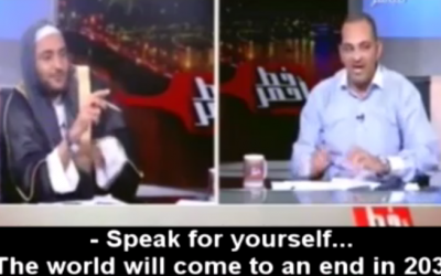 Egyptian astrologer predicts the end of the world, is attacked, May 27, 2016 (Memri screenshot)