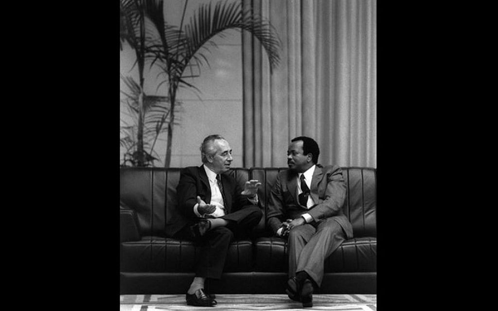 Prime Minister Shimon Peres meets with Cameroonian President Paul Biya in Yaoundé, the country's capital, August 25, 1986. (Nati Harnik/GPO)