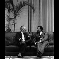 Prime Minister Shimon Peres meets with Cameroonian President Paul Biya in Yaoundé, the country's capital, August 25, 1986. (Nati Harnik/GPO)