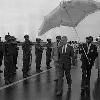 Prime Minister Shimon Peres passes an honor guard at the airport in Douala, Cameroon, before returning to Israel on August 26, 1986. (Nati Harnik/GPO)