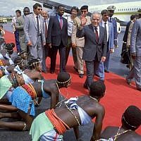 Prime Minister Yitzhak Shamir is welcomed by the President of Togo, Gnassingbé Eyadéma, June 19, 1987. (GPO)