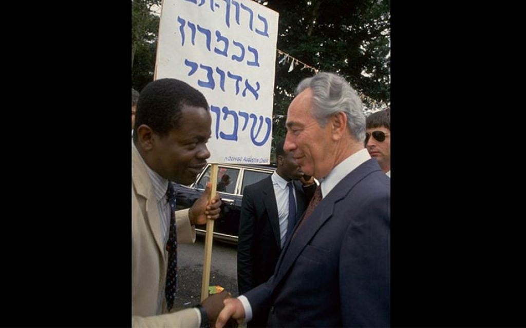 Prime Minister Shimon Peres on a visit to Cameroon, August 27, 1986. (Nati Harnik/GPO)