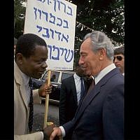 Prime Minister Shimon Peres on a visit to Cameroon, August 27, 1986. (Nati Harnik/GPO) Prime Minister Shimon Peres on a visit to Cameroon, August 27, 1986. (Nati Harnik/GPO)