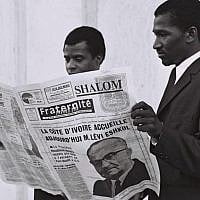 Residents of Ivory Coast read coverage of Prime Minister Levi Eshkol's visit to the country, May 31, 1966. (Moshe Fridan/GPO)