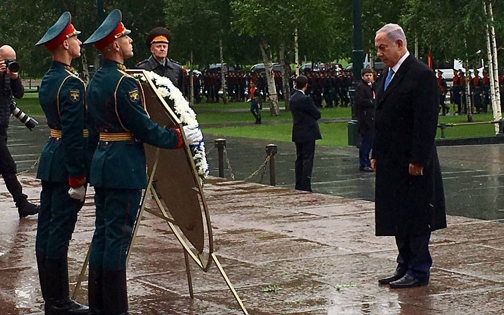 Prime Minister Benjamin Netanyahu at the Tomb of the Unknown Soldier in Moscow on Tuesday, June 7, 2016 (courtesy)