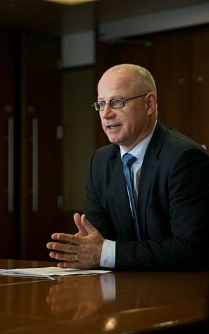 William Charnetski, the Ontario chief health innovation strategist, speaks to a group of Israeli journalists in Toronto on May 2, 2016. (Nabil Shash/Government of Ontario) 