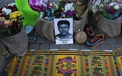 Items are seen at a makeshift memorial to the boxer outside the Muhammad Ali Center, June 6, 2016 in Louisville, Kentucky. / AFP PHOTO / Brendan Smialowski