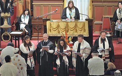 Members of the 2016 rabbinical class of the Hebrew Union College-Jewish Institute of Religion reading their class prayer at an ordination ceremony at the Plum Street Temple in Cincinnati, Ohio, May 21, 2016. (HUC-JIR via Facebook)