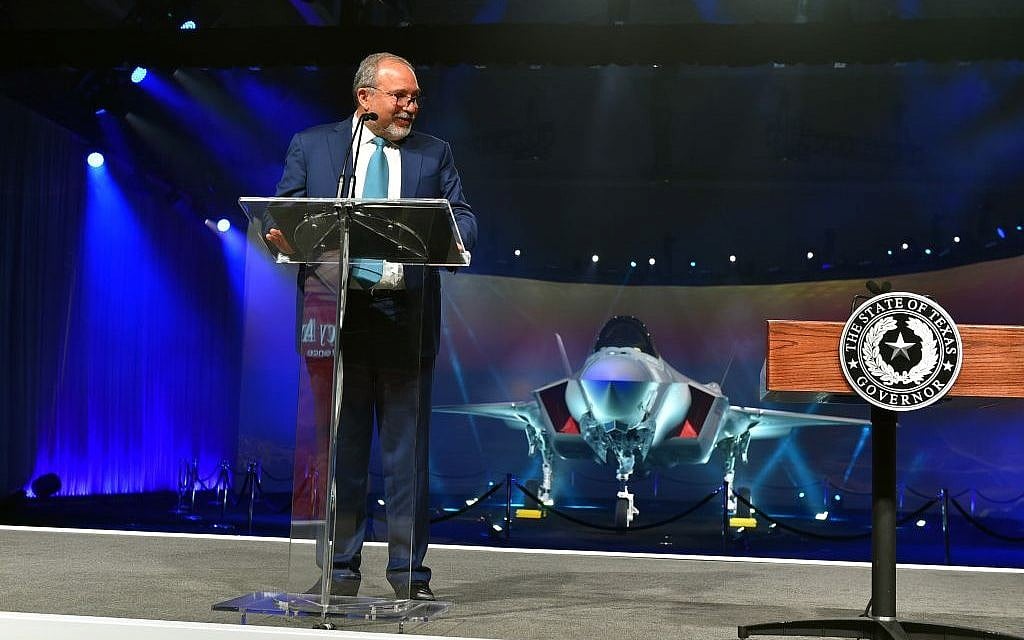 Defense Minister Avigdor Liberman unveils the F-35 stealth fighter jet, during a ceremony in Fort Worth, Texas, on June 22, 2016. (Ariel Hermoni/Defense Ministry)