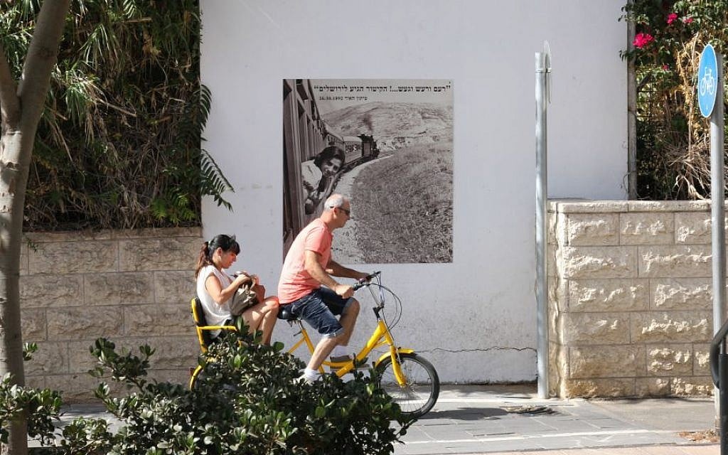 Park Hamesila features a path for bicyclists nearly five miles long. (Shmuel Bar-Am)