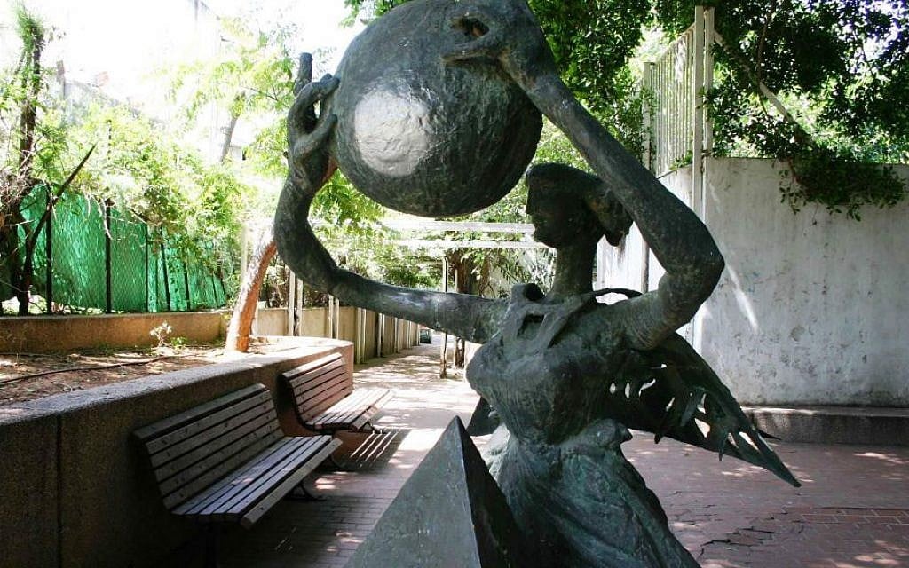 A statue created by well-known sculptor Bernard Reder in a small park of Dizengoff street. (Shmuel Bar-Am)