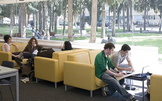 Students at Herzliya's IDC. (Courtesy)