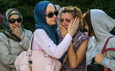 Relatives of a victim of the Istanbul suicide attacks mouring during a June 29, 2016 funeral in Istanbul, Turkey. (AFP Photo/Ozan Kose)