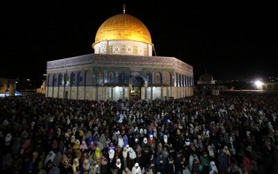 Muslim worshipers hold overnight prayers on the Temple Mount in Jerusalem as they mark Laylat al-Qadr on July 2, 2016. (AFP PHOTO/AHMAD GHARABLI)