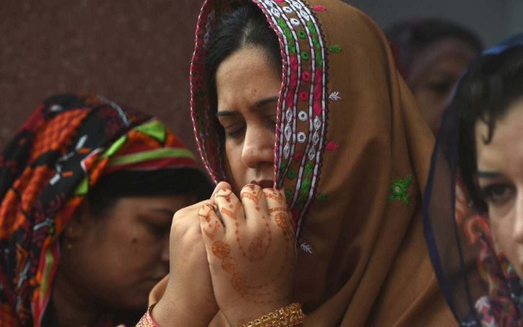 A Pakistan muslim woman offers Eid al-Fitr prayers at the Badshahi Masjid in Lahore on July 6, 2016. (AFP PHOTO / ARIF ALI)