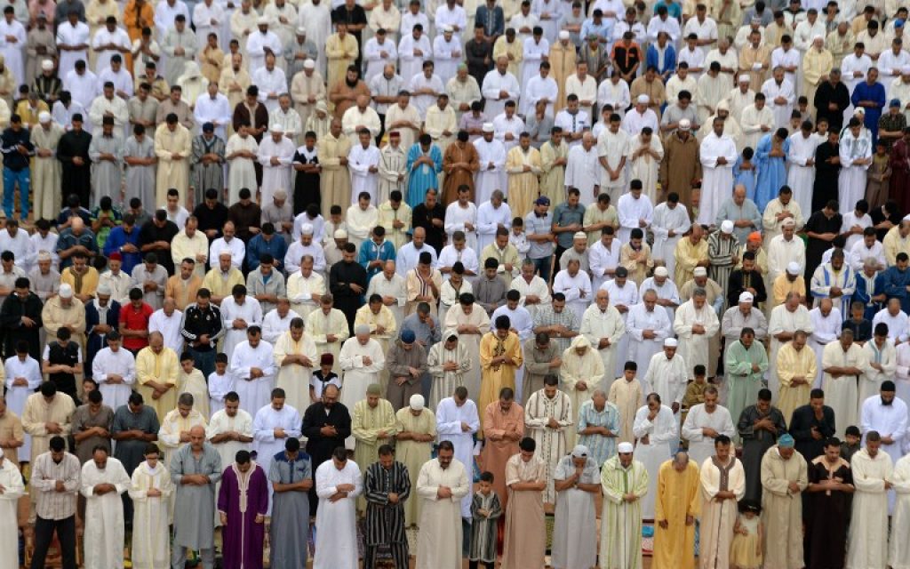 Moroccan Muslim men perform prayers for Eid al-Fitr, which marks the end of the Muslim holy fasting month of Ramadan in the city of Sale, north of the Moroccan capital Rabat on July 6, 2016. (AFP Photo/Fadel Senna)