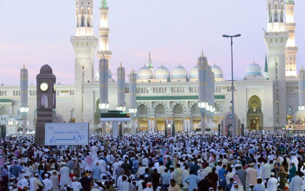Muslim worshippers gather at the Prophet Mohammed mosque for morning Eid al-Fitr prayers on July 6, 2016 marking the end of the holy month of Ramadan. (AFP PHOTO / STRINGER)