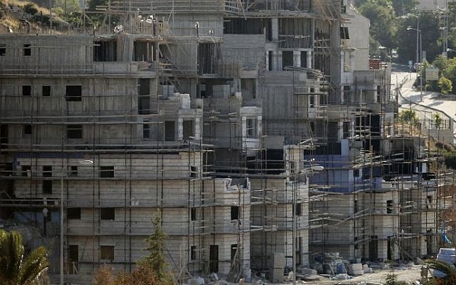 Buildings under construction in the Jewish settlement of Kiryat Arba outside Hebron, July 6, 2016 (AFP/Hazem Bader) Buildings under construction in the Jewish settlement of Kiryat Arba outside Hebron, July 6, 2016 (AFP/Hazem Bader)