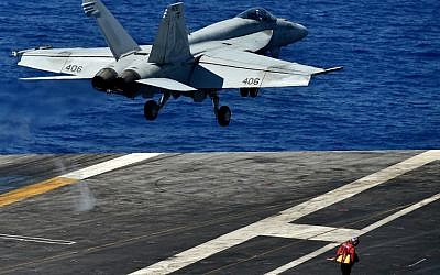 An F/A-18F Super Hornet takes off from the US navy's super carrier USS Dwight D. Eisenhower (CVN-69) ("Ike") in the Mediterranean Sea on July 7, 2016. (AFP PHOTO / ALBERTO PIZZOLI)