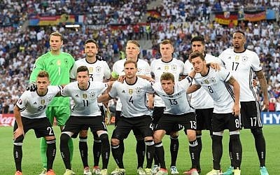 Germany's soccer team pose ahead of the Euro 2016 semi-final match against France at the Stade Velodrome in Marseille on July 7, 2016. (AFP/Patrik Stollarz)
