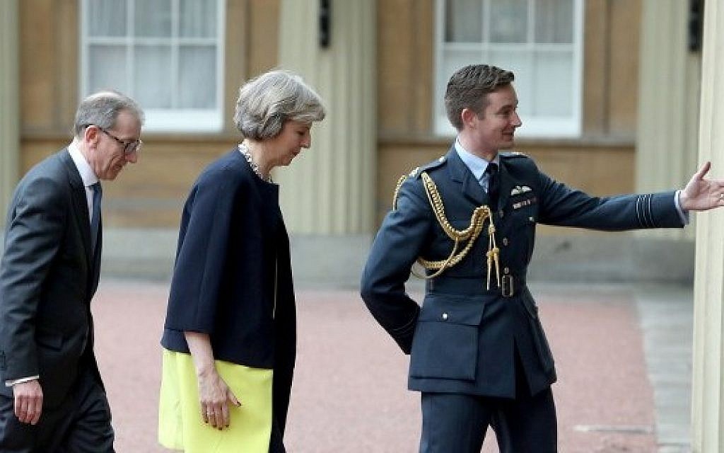 Incoming prime minister Theresa May (2nd L) followed by her husband Philip John, arrive at Buckingham Palace in London on July 13, 2016 for an audience with Britain's Queen Elizabeth II where the former Home Secretary was invited to become Prime Minister and form a new government. (AFP PHOTO / POOL / STEVE PARSONS)