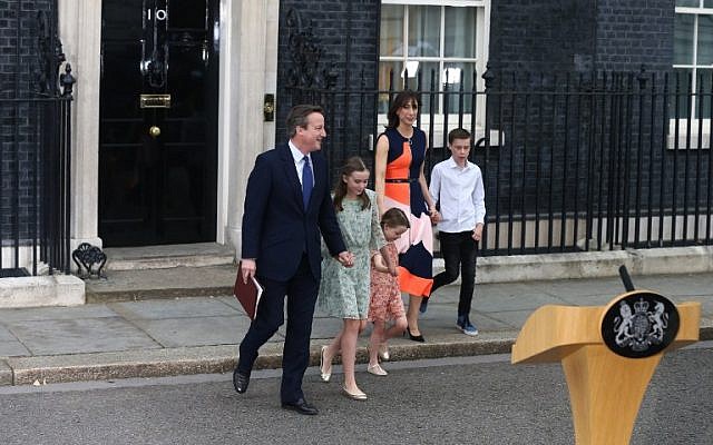 Outgoing British prime minister David Cameron leaves 10 Downing Street in central London with his family on July 13, 2016, before going to Buckingham Palace to tender his resignation to Queen Elizabeth II. (AFP/JUSTIN TALLIS)