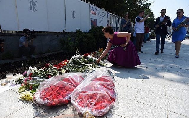 People lay flowers outside the French embassy in Moscow on July 15, 2016. (AFP PHOTO / VASILY MAXIMOV) People lay flowers outside the French embassy in Moscow on July 15, 2016. (AFP PHOTO / VASILY MAXIMOV)
