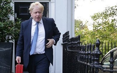 British Foreign Secretary Boris Johnson leaves his home in London on July 15, 2016.  (AFP PHOTO / DANIEL LEAL-OLIVAS)